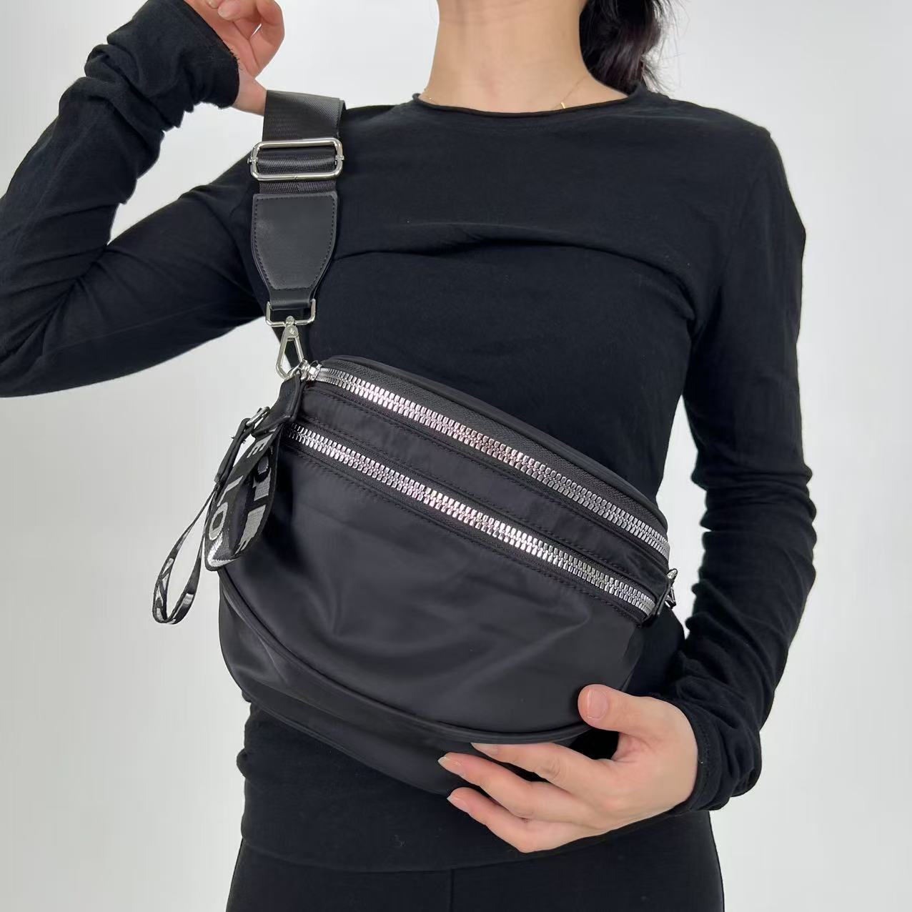Image of Trendy And Versatile Large Capacity Crossbody Bag For Women, Made Of Lightweight Oxford Plaid, Perfect For Sports