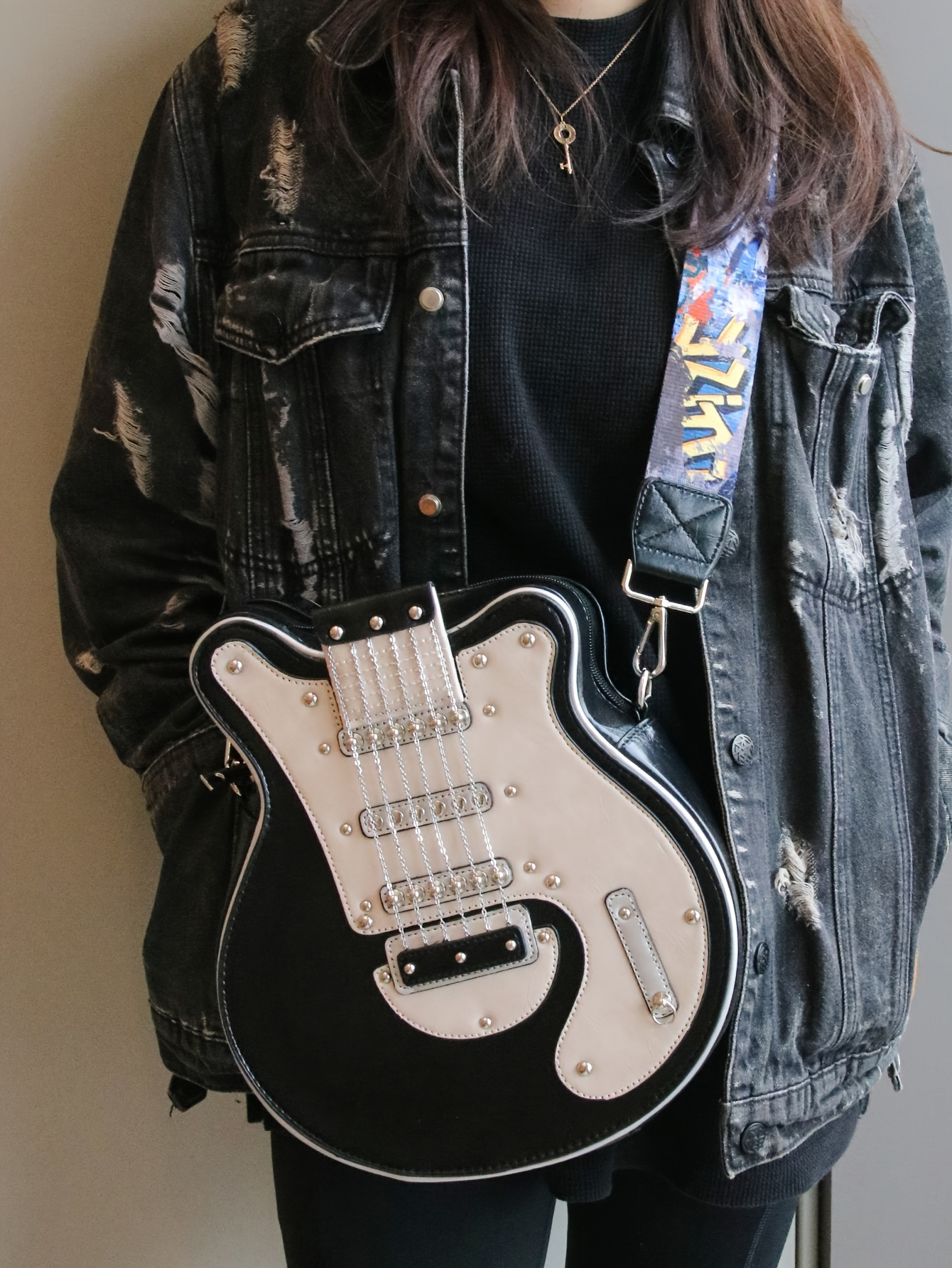 Distinctive Creative Y2K Hot American Style  Guitar Shaped Bag Beth Guitar Shaped Bag Shoulder Bag Crossbody Bag Fashionable Chain Rivet Decoration Color Contrast Wide Shoulder Strap Women's Bag Street Unisex Bag