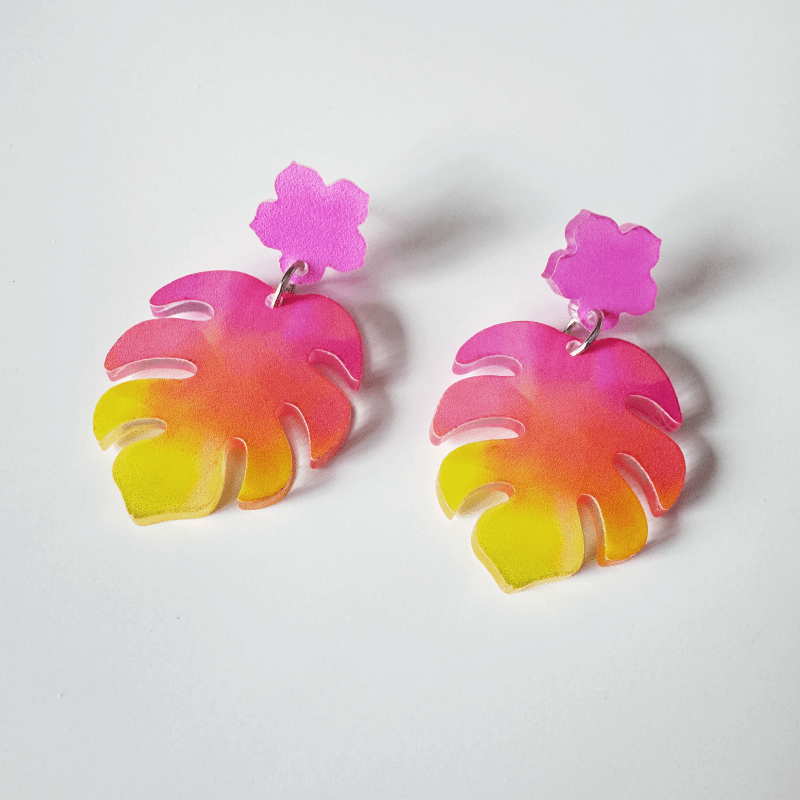 E-shop Ohrringe mit Monstera-Blatt-Anhänger im Farbverlauf - Rosa-gelbe tropische Acryl-Ohrhänger für Damen, Schmuckgeschenk für den Sommerurlaub