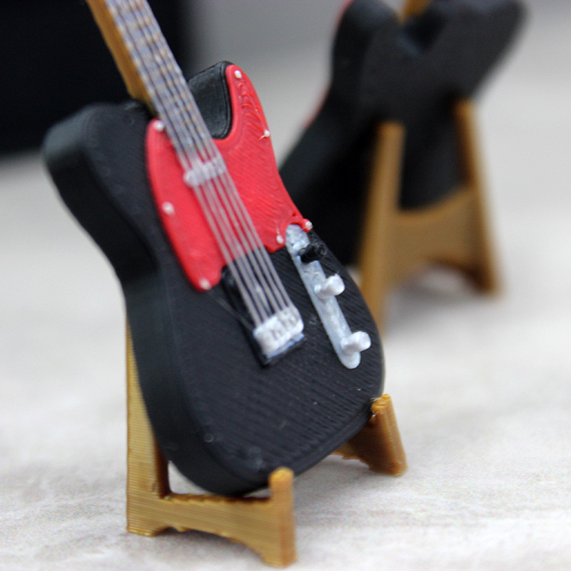 Mini Guitare Instrument de Musique, Modèle de Basse Guitare Guitare Miniature en Bois Guitare Classique Ornement Instrument de Musique Modèle de Maison de Poupée pour Cadeau pour Ornement Rouge,Jaune