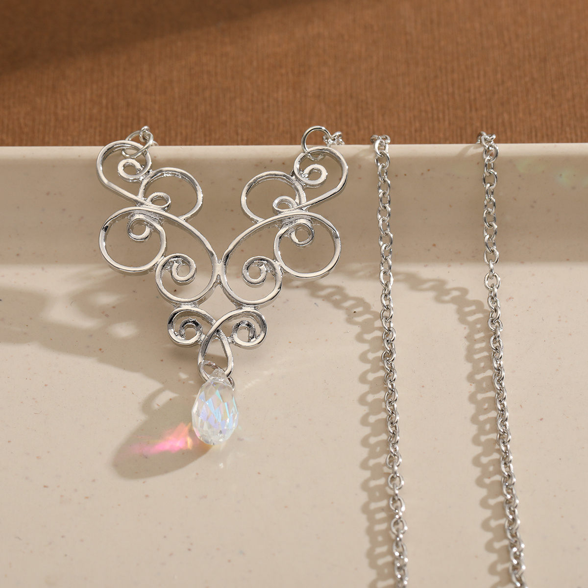 TEMU Luxurious Elegant Style Hollowed Swirl With Water Drop Synthetic Zirconia Pendant Women's Necklace Suitable For Banquets, Weddings, And Dates