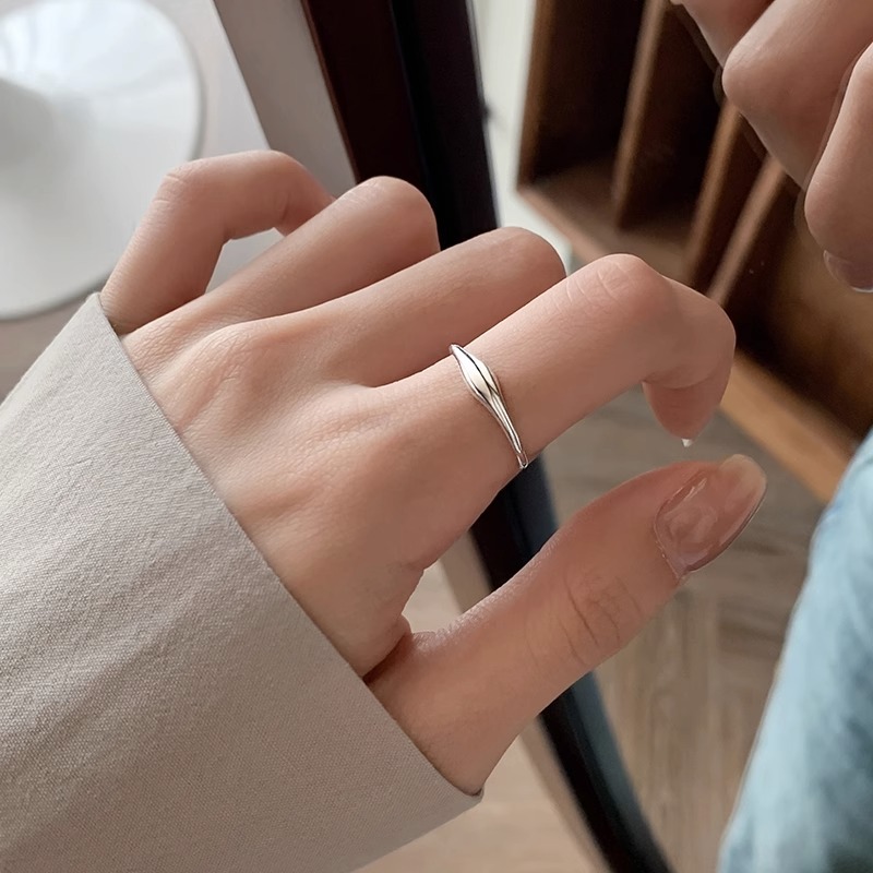 Fashionable and Minimalist Geometric Polka Dot Open-adjustable Ring for Women, with a Design-conscious Plain Hoop, Versatile for Daily Wear, Trendy and Elegant, Teardrop-shaped Gift