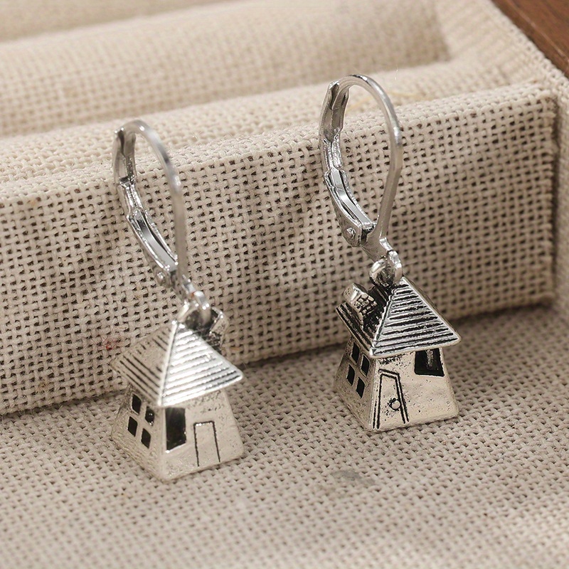 E-shop Dieses Ohrpaar nimmt das kreative Thema Mini-Hauses auf, vereint märchenhafte Architekturformen mit Retro-Handwerkskunst präsentiert einen