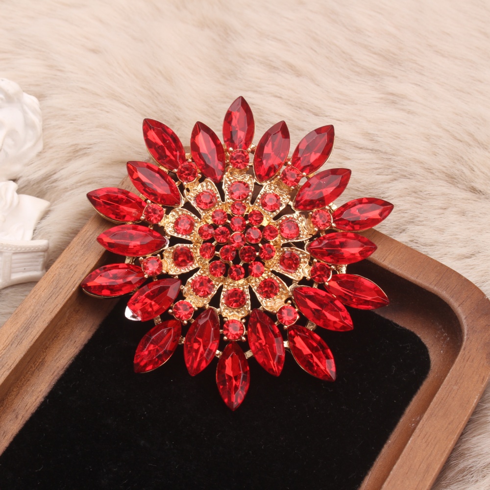 E-shop Eine atemberaubende rote Blumenbrosche mit goldenen Akzenten und Strasssteinen. Dieser auffällige Accessoire ist , um den Glanz von Kleidern,