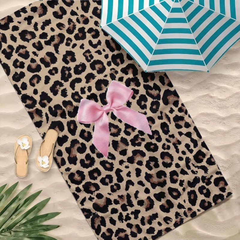 Serviette de plage motif léopard classique avec nœud rose_voghion.com