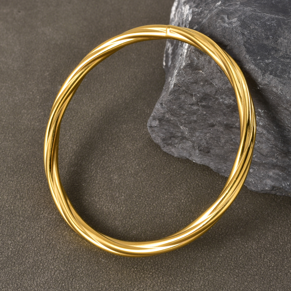 E-shop Damen Armband mit geometrischem Spiralmuster aus Edelstahl im goldenen Vintage-Mittelöstlichen-Stil, geeignet für Muttertag und