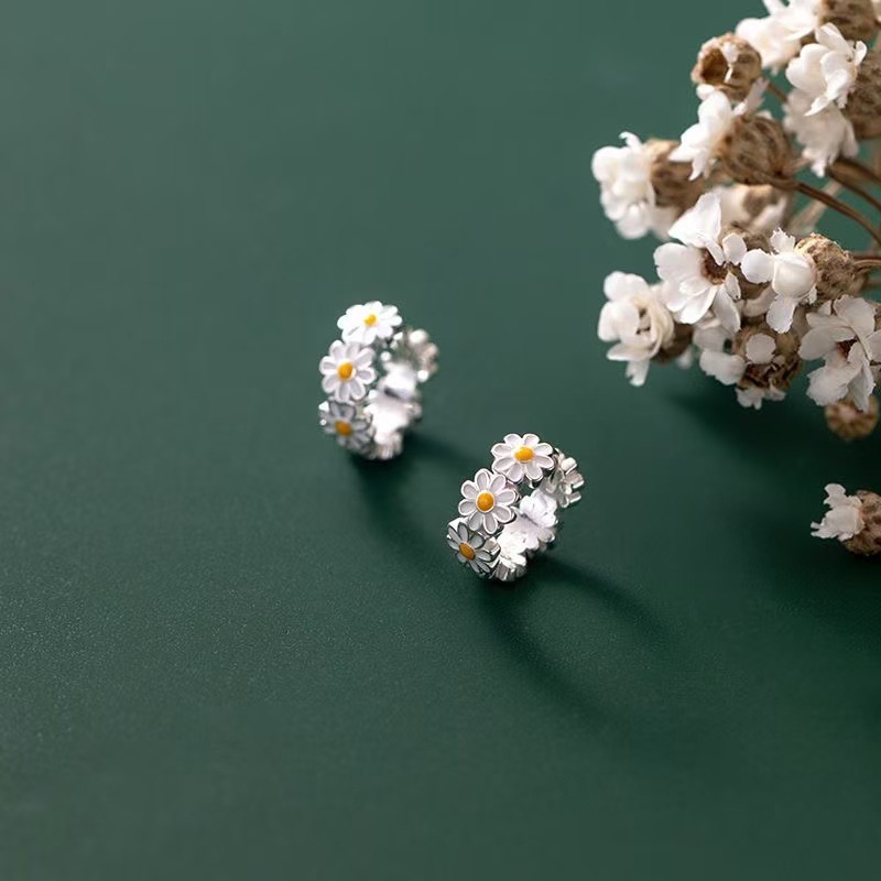 TEMU 2pcs/pair White Daisy Earrings, Exquisite Cute Aesthetic Versatile Design, Women's Fashion Jewelry Accessory, Unisex, Without Battery