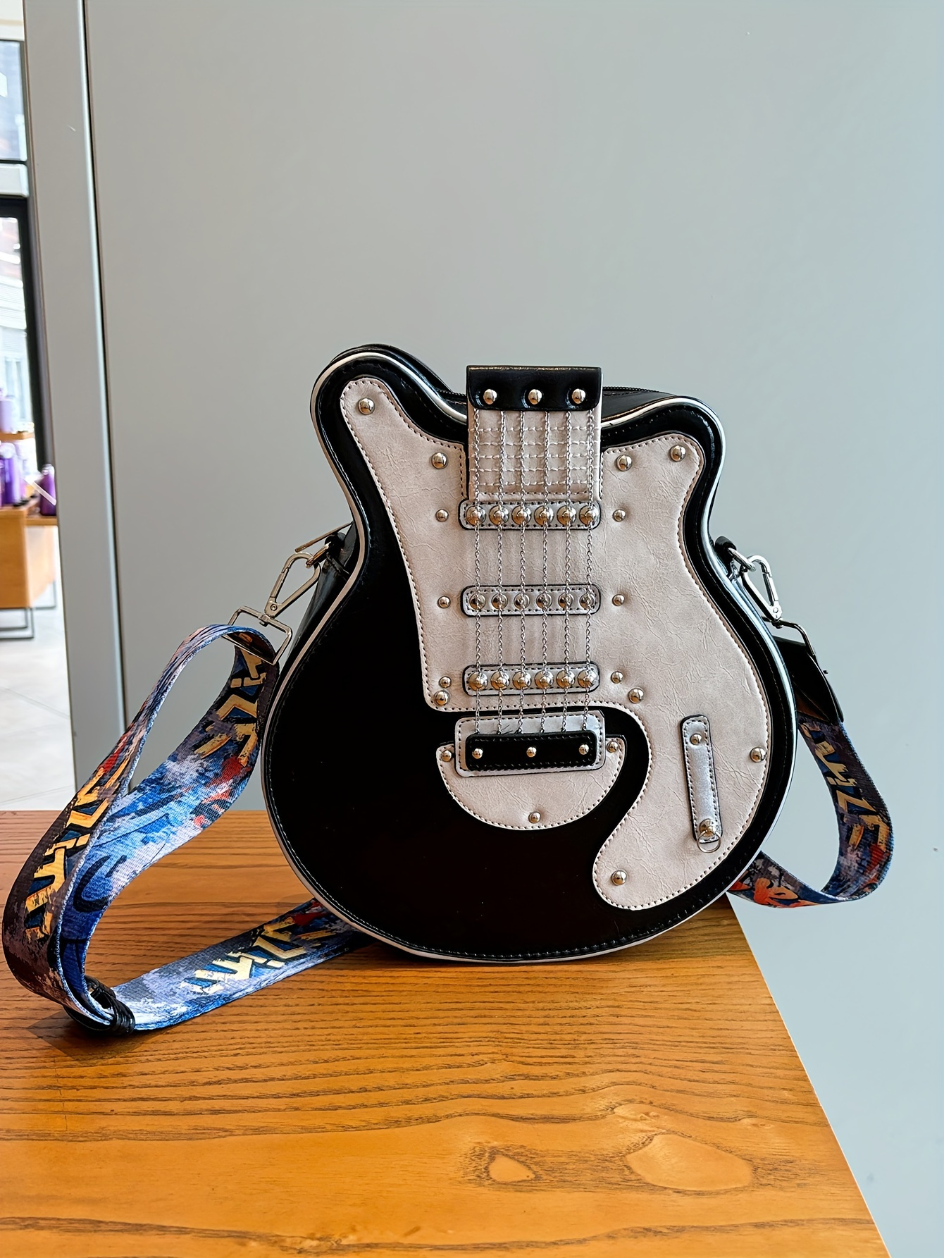 Distinctive Creative Y2K Hot American Style  Guitar Shaped Bag Beth Guitar Shaped Bag Shoulder Bag Crossbody Bag Fashionable Chain Rivet Decoration Color Contrast Wide Shoulder Strap Women's Bag Street Unisex Bag
