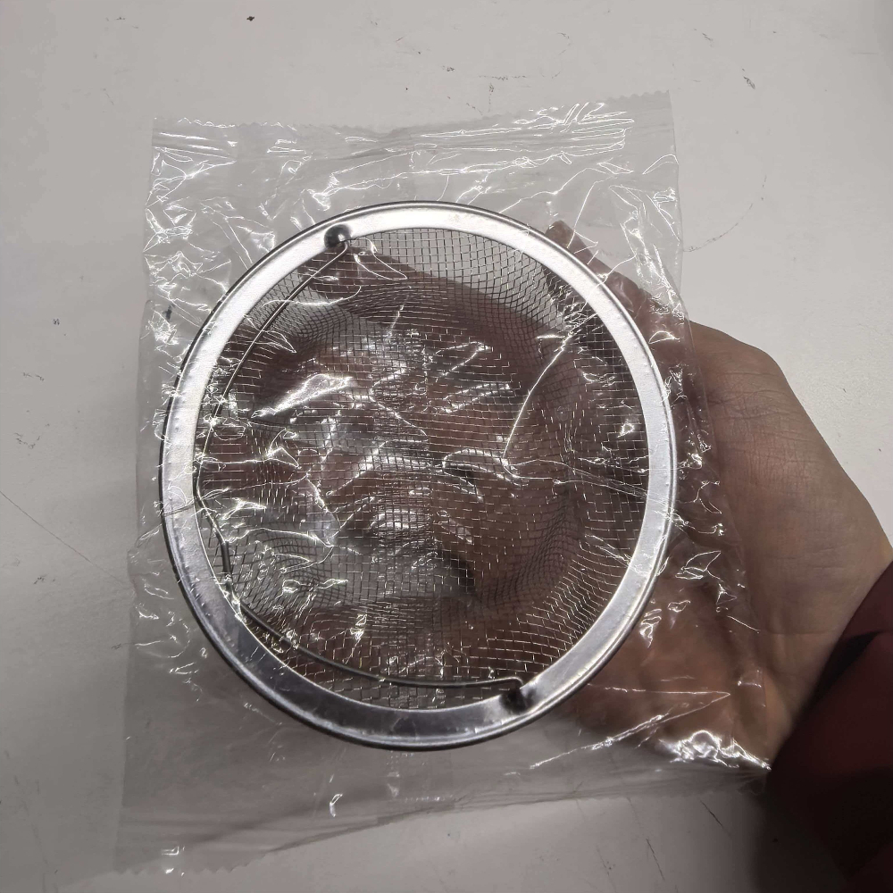 E-shop Ein Spülbeckenfilter aus Edelstahl, Küchenabflussrohr und Filtergitter, Abflussbodenablauf und Filtergitter, ausgestattet mit einem rutschfesten