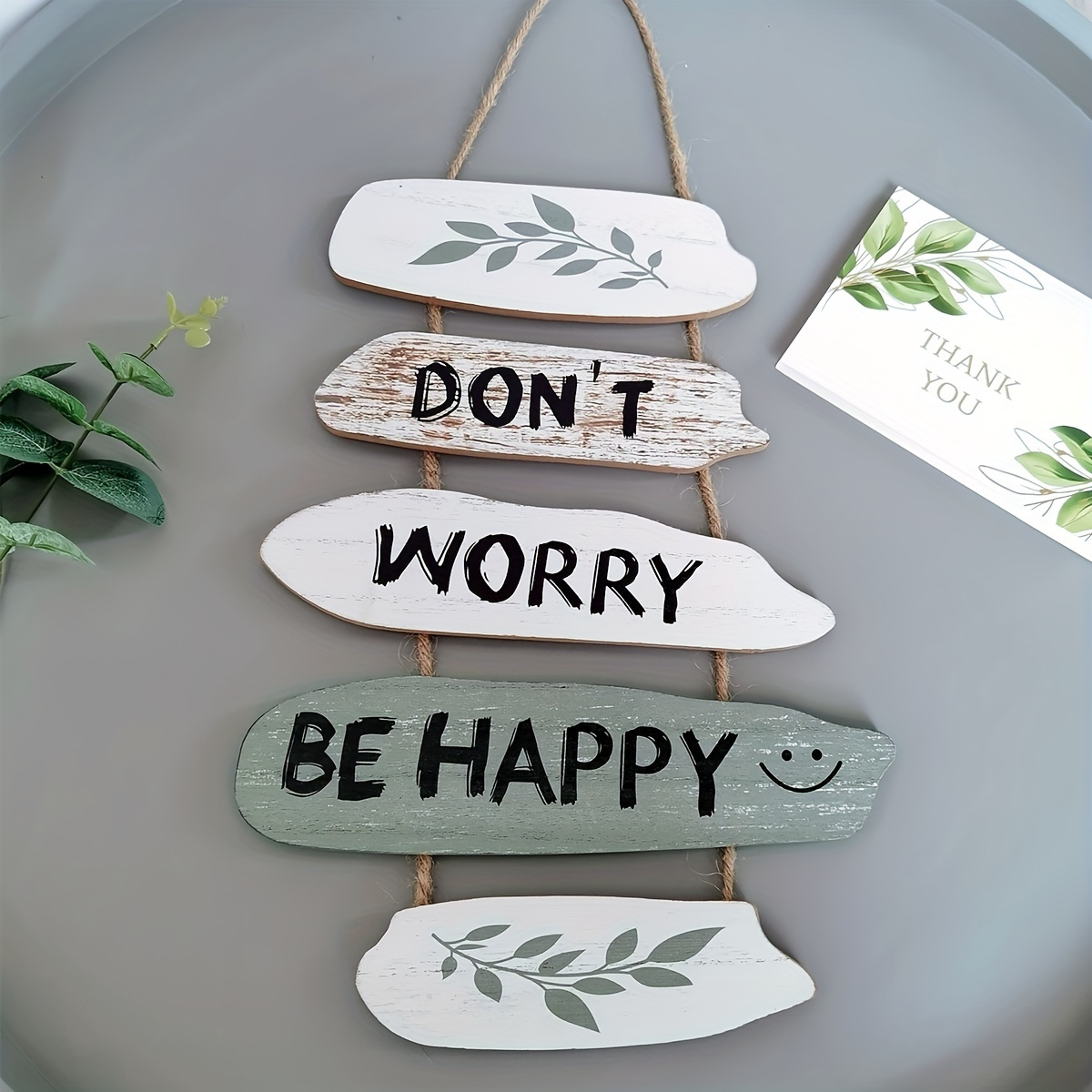 E-shop rustikales Holzschild - "Mach dir keine Sorgen, sei " mit lächelndem Gesicht und Blatt-Design - Vintage Wandbehang Dekoration für Wohnzimmer,