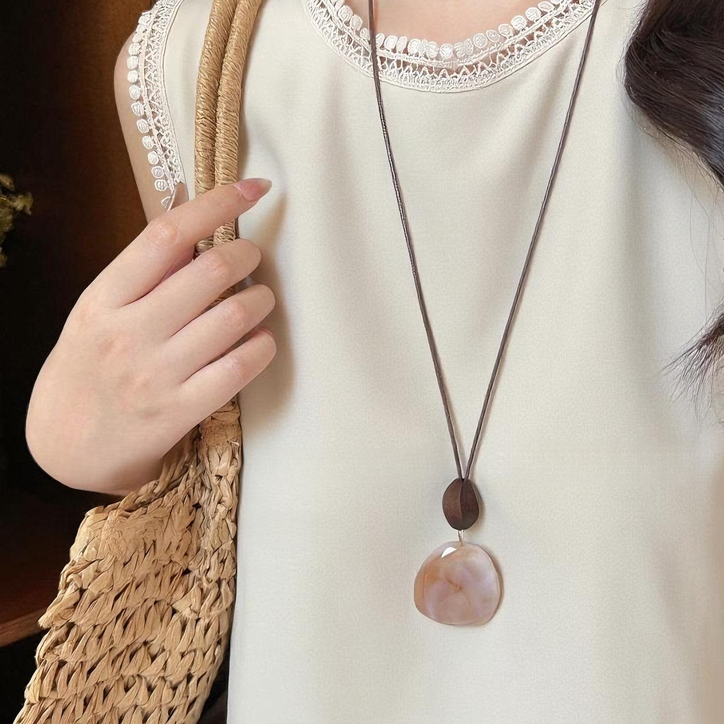 TEMU 1pc Nouveau Collier Long Pendante Ombre en Résine Géométrique Minimaliste Style Chinois pour Femmes, Bijou de Décontracté pour les Quotidiens