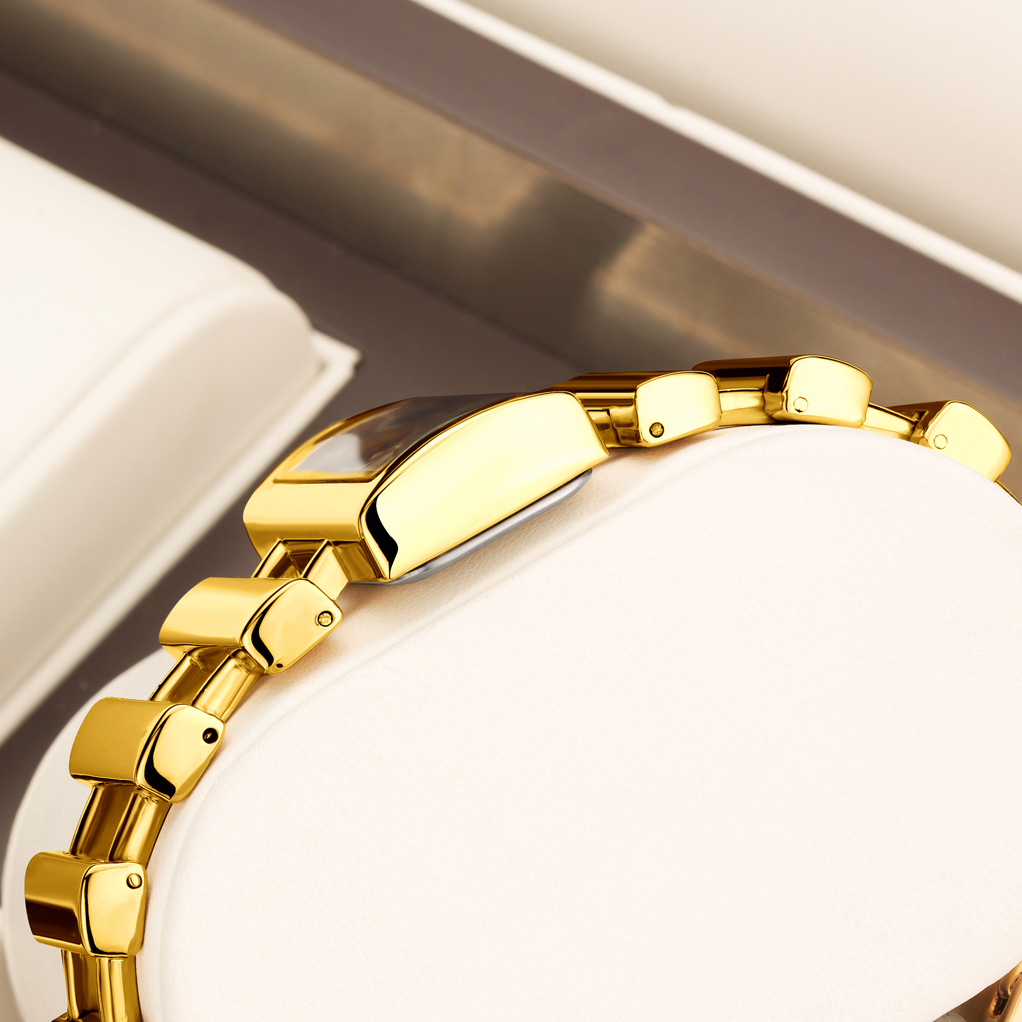 Yalalusi Brand Presents a New Elegant Hollow Design Quartz Watch for Women in 2026. It Features a Unique Letter Decoration, a Compact Square Dial, And a Precise Quartz Movement. The Durable Golden Plating Ensures It Won'T Fade for Two Years. Suitabl