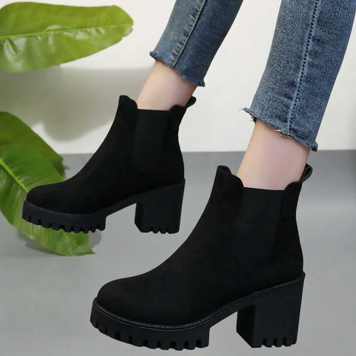 TEMU Retro And Versatile Ankle Boots For Women That Are Flattering And Stylish For Winter, Autumn And Winter , For Photo Shoots In Neon-lit Settings.
