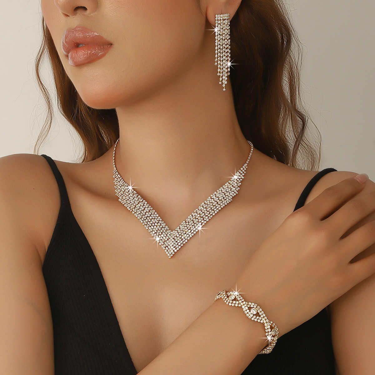 TEMU Ensemble de 3 bijoux comprenant un design doré multi- de V avec des strass, comprenant un choker aux chauds, des boucles d'oreilles à pompon et