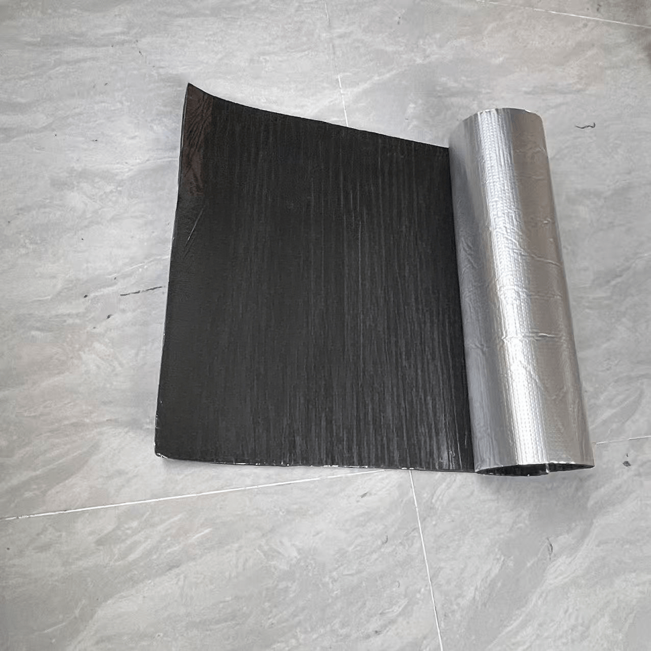 TEMU Rouleau d'isolation en feuille d'aluminium haute auto-adhésive, barrière thermique robuste pour voiture, toit, mur et chambre à coucher,