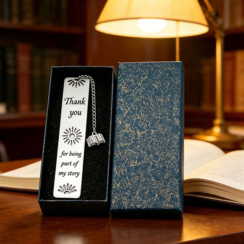 TEMU in metallo argentato con ciondolo a forma di piccolo libro, inciso con "Grazie per parte della " e con tre motivi ritagliati a forma di . una