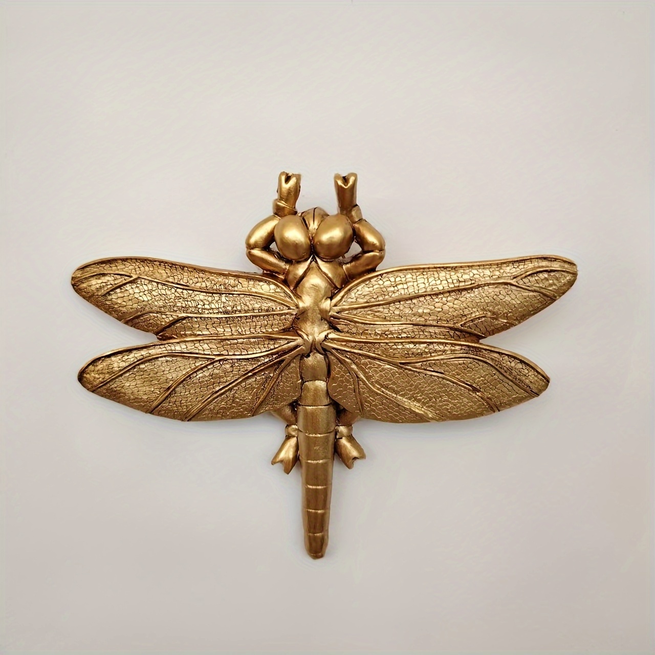 E-shop Eine handgefertigte goldene Libellen-Wandskulptur - Polymerharz, klassischer Stil, einzigartige Heim- und Partydeko, geeignet für