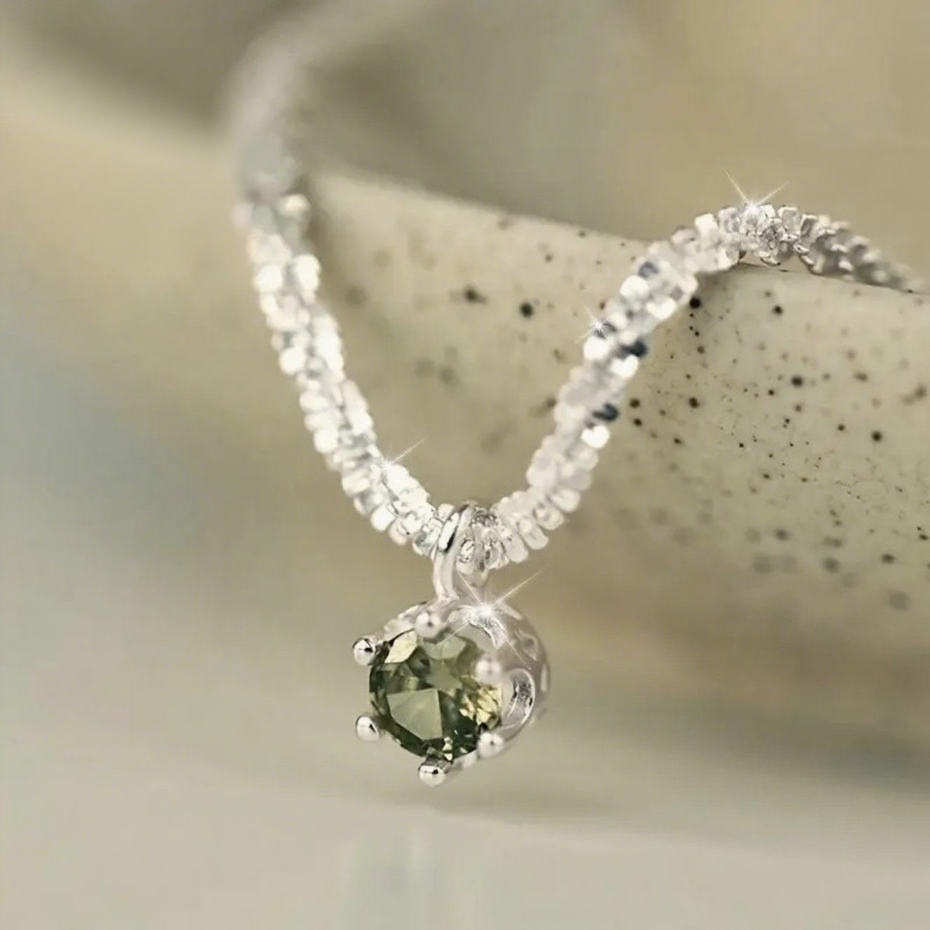 Exquisite Fashion Inlay Olive Green Zirconia Round Pendant Necklace For Women Daily Vacation Parties Elegant Additions Unique Birthday Gifts Jewelry ()