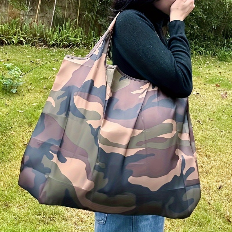 Image of Large Capacity Tote Bag With Camo Print, Made Of Lightweight Foldable Polyester, Featuring A Wristlet And An Open Design With A Fixed Shoulder Strap, Perfect For Women On The For Go