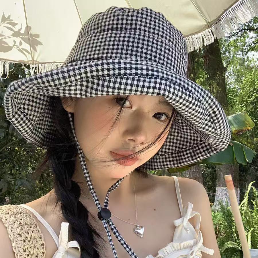TEMU 【商品名】チェック柄の夏用ワイドブリムヘルメット。防風機能付きで、女性に最適。チェック柄が特徴的な、ファッショナブルで汎用性の高いサンハット。韓国風の帽子で、どんな服装にも合う。親友との絆を深める、最適な帽子。収納も簡単。