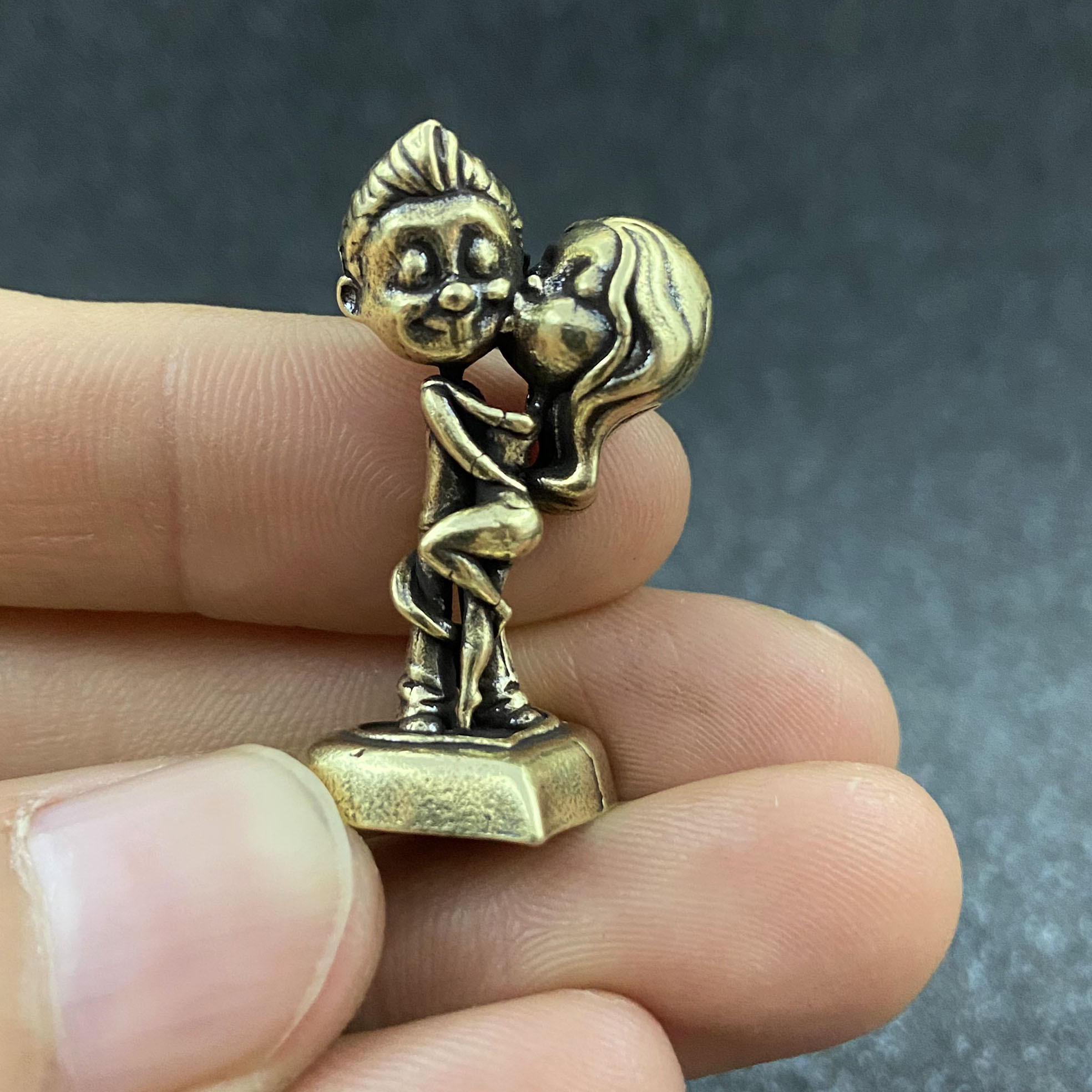 E-shop Sammelfigurinen, Statue sich umarmenden Paares – Kuschelfiguren aus massivem Messing, Skulptur einer romantischen Umarmung für Hochzeit,