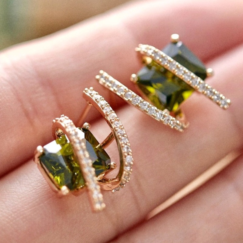 E-shop Exquisite einzigartige grüne synthetische Zirkonia goldene Steckerohrringe für Damen für , Party, , Feiertage, Schmuck