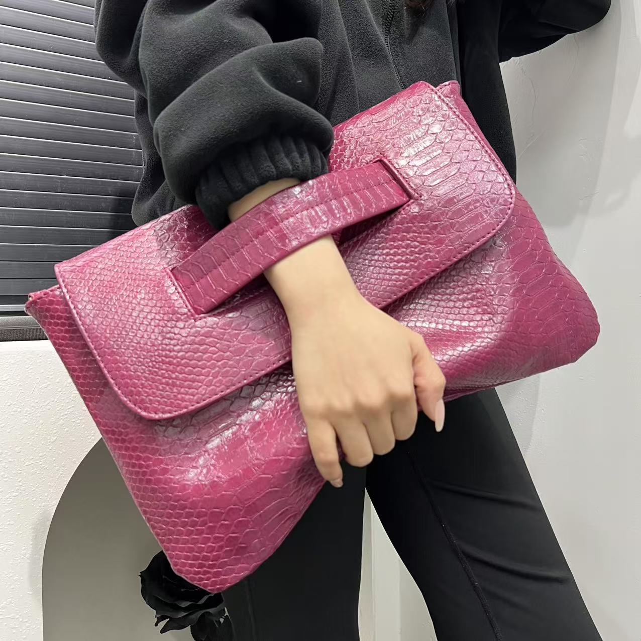 stylov kabelka s krokodlm potiskem z uml ke se snmatelnm ramennm popruhem a magnetickm zapnnm - velk kapacita 4 zpisnk, do prce bankety (bl/ern) 0