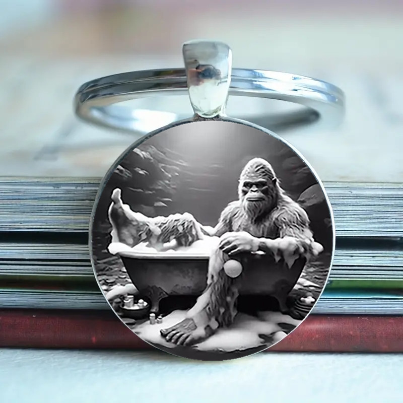 

1pc Vintage-style Bigfoot In Bathtub Keychain - Humorous Alloy Pendant, 's Gift