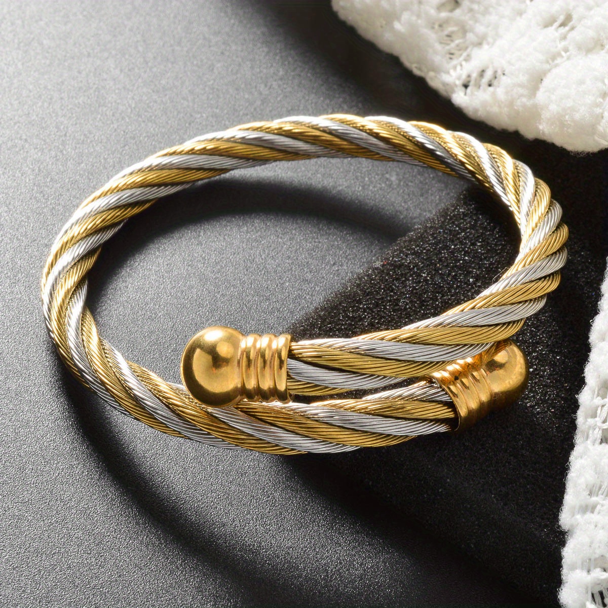 E-shop 1pc Vintage-Inspirierter Edelstahl-Armband für Männer und Frauen - Zwei-Ton-Twist-Kabel-Design mit schlichten goldenen Akzenten, für