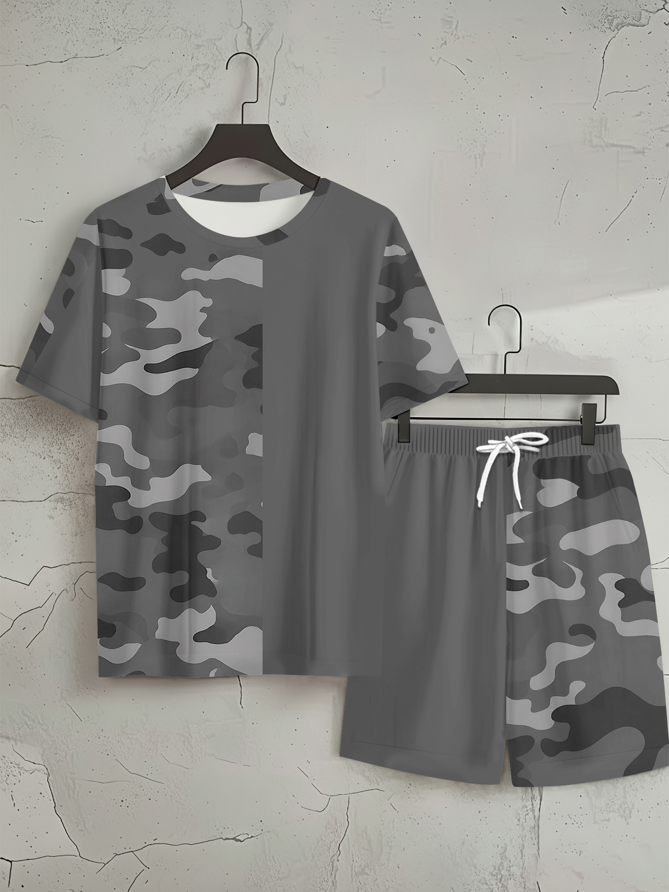 Ensemble Homme Camouflage Patchwork Gris Ensemble décontracté à manches courtes pour homme pour le printemps/été et les vacances, Patchwork camouflage gris, Ensemble tendance à manches courtes avec short, Tenue tendance style vacances, Style décontracté sportif et respirant, Le cadeau de vacances parfait pour homme