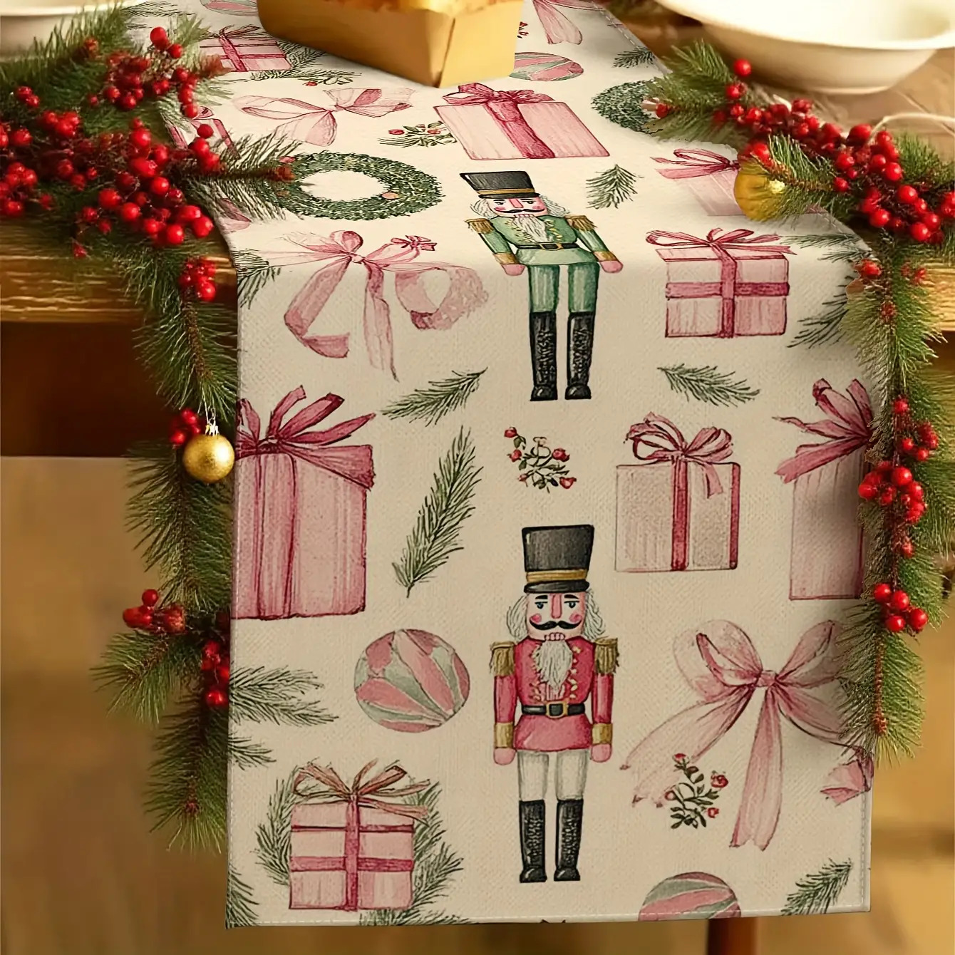 TEMU . Eleganter Nussknacker-Soldat-Tischläufer – Rosa-goldene Weihnachtsdekoration, 100 % rechteckige Tischdecke mit Nussknacker-Soldat-, Schleifen-
