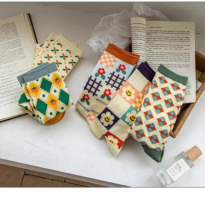 5 paires de chaussettes longues pour femmes avec impression de  , décontractées et polyvalentes,  , en   polyester (97%) et spandex (3%), chaussettes sportives, lavables à   - poids du tissu 237g/m² détails 6