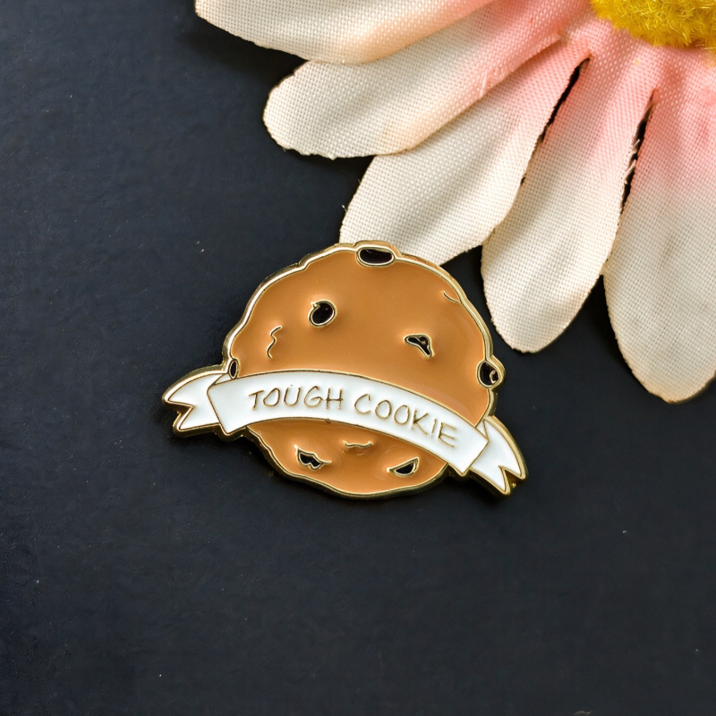 TEMU Pin's en émail "Tough Cookie" Biscuit au chocolat, badge de revers avec slogan drôle et ruban pour veste et sac à dos, bijou de de cadeau de