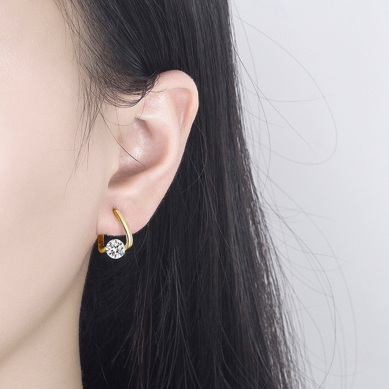 A Set Of Versatile Earrings Made Of 925 Silver, Featuring 2 1-carat Moissanites And Plated With 14k Golden, Suitable For Men And Women, Use, Parties, Weddings, And Christmas Celebrations