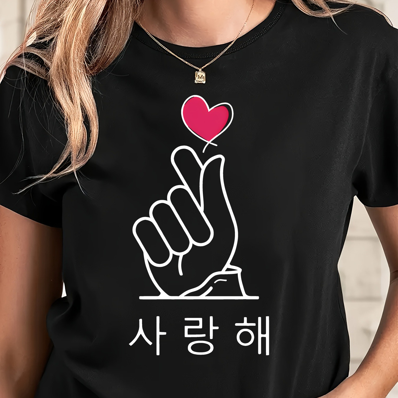 

T-shirt à manches courtes et col rond avec motif de cœur et de lettres coréennes pour femmes, idéal pour la Saint-Valentin.