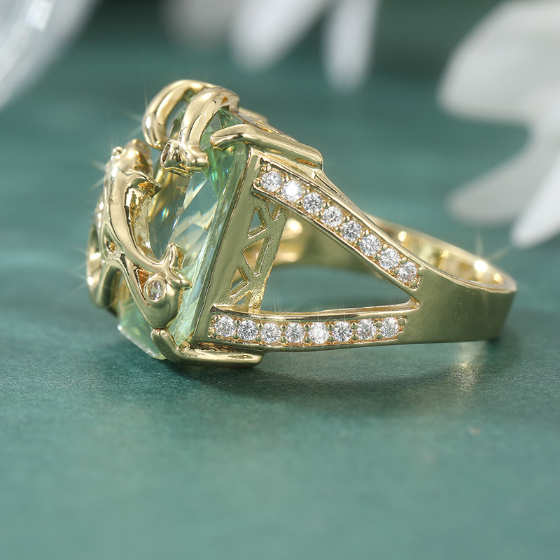 Retro Golden Dolphin Finger Ring with Synthetic Zirconia