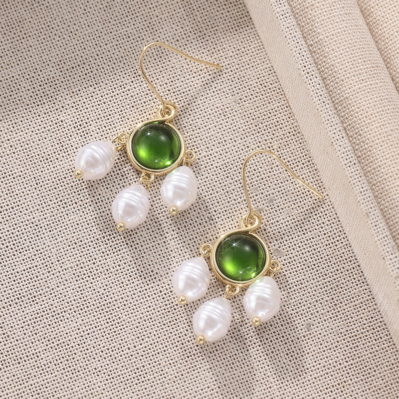 Image of Elegant And Retro Light Luxury Earrings, A Retro Style. The Overall Design Achieves A Perfect Balance Between And , Making Them Ideal For Afternoon Or Restaurant Dates