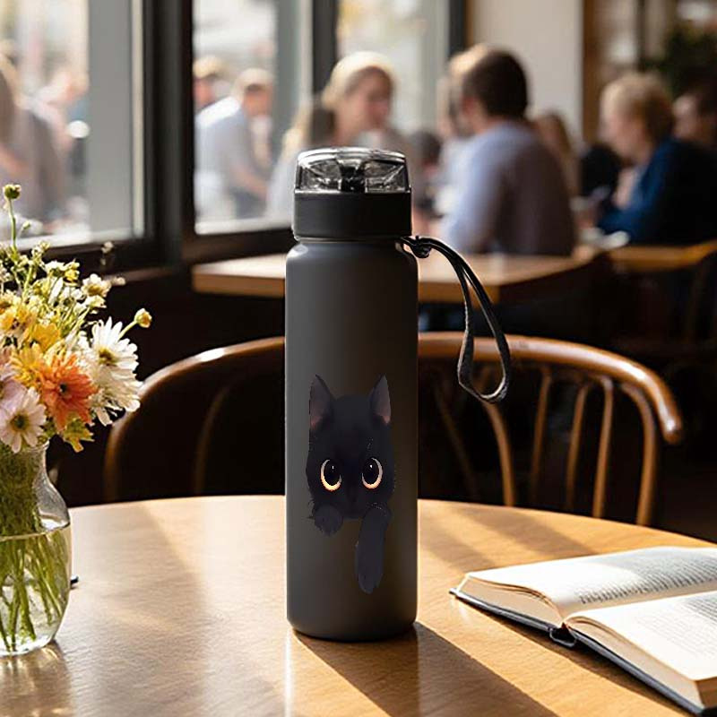 750ml/25.4oz Bouteille de voyage en forme de visage de chat noir - Design de chat mignon avec des yeux expressifs, couvercle étanche et boucle de transport - Tasse en PC durable pour le bureau, le camping, les cadeaux de remise des diplômes - Parfait pour les amateurs de chats et l'utilisation quotidienne, Bouteille d'eau de chat noir, Tasse de voyage à café