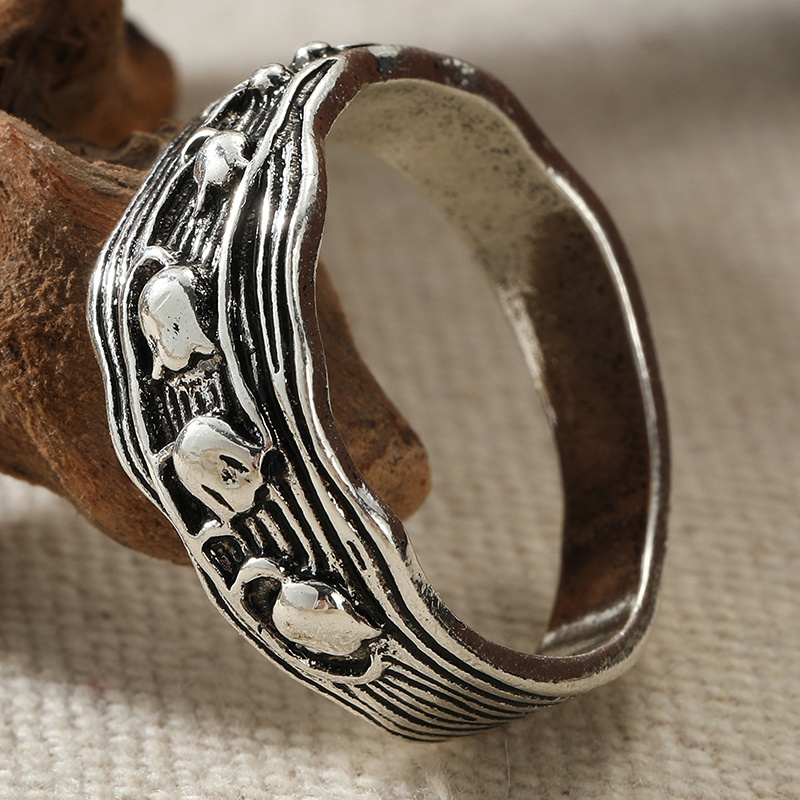 Vintage Pea-Shaped Ring with Three-Dimensional Texture Patterns