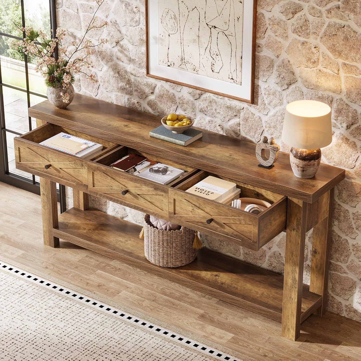 Mesa Console Farmhouse 70,9" - Aparador Marrom Rústico com 3 Gavetas e Prateleira 8 Detalhe das Gavetas com Padrão em X e Prateleira Inferior