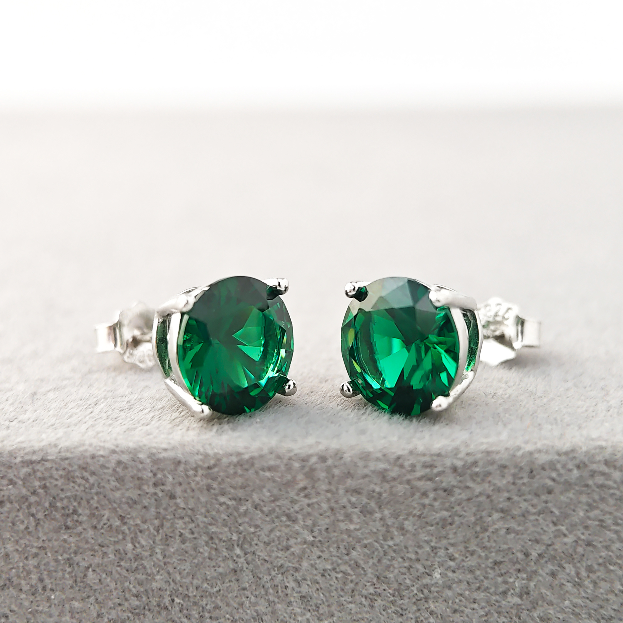1Pair 0.5/1/2/3 Carat Green Synthetic Cubic Zirconia Earrings