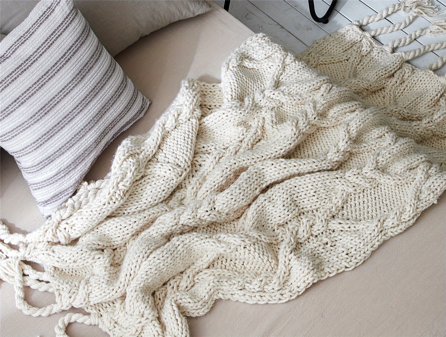Tight- Acrylic Blanket, Handmade Coarse Blanket, Soft Home Decor Accessory, Office Nap Blanket, Air-conditioning Blanket, Sofa Blanket, Bed Runner, 1pc