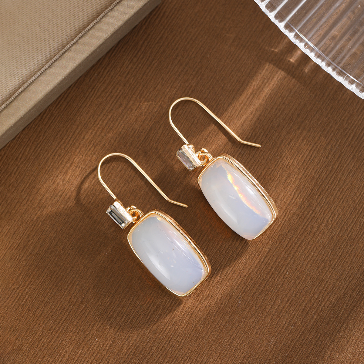 E-shop Elegante leichte Luxus-Stil quadratische Anhänger-Ohrringe für Damen, eingelegt mit zweifarbigem synthetischem Zirkonia, geeignet für den ,