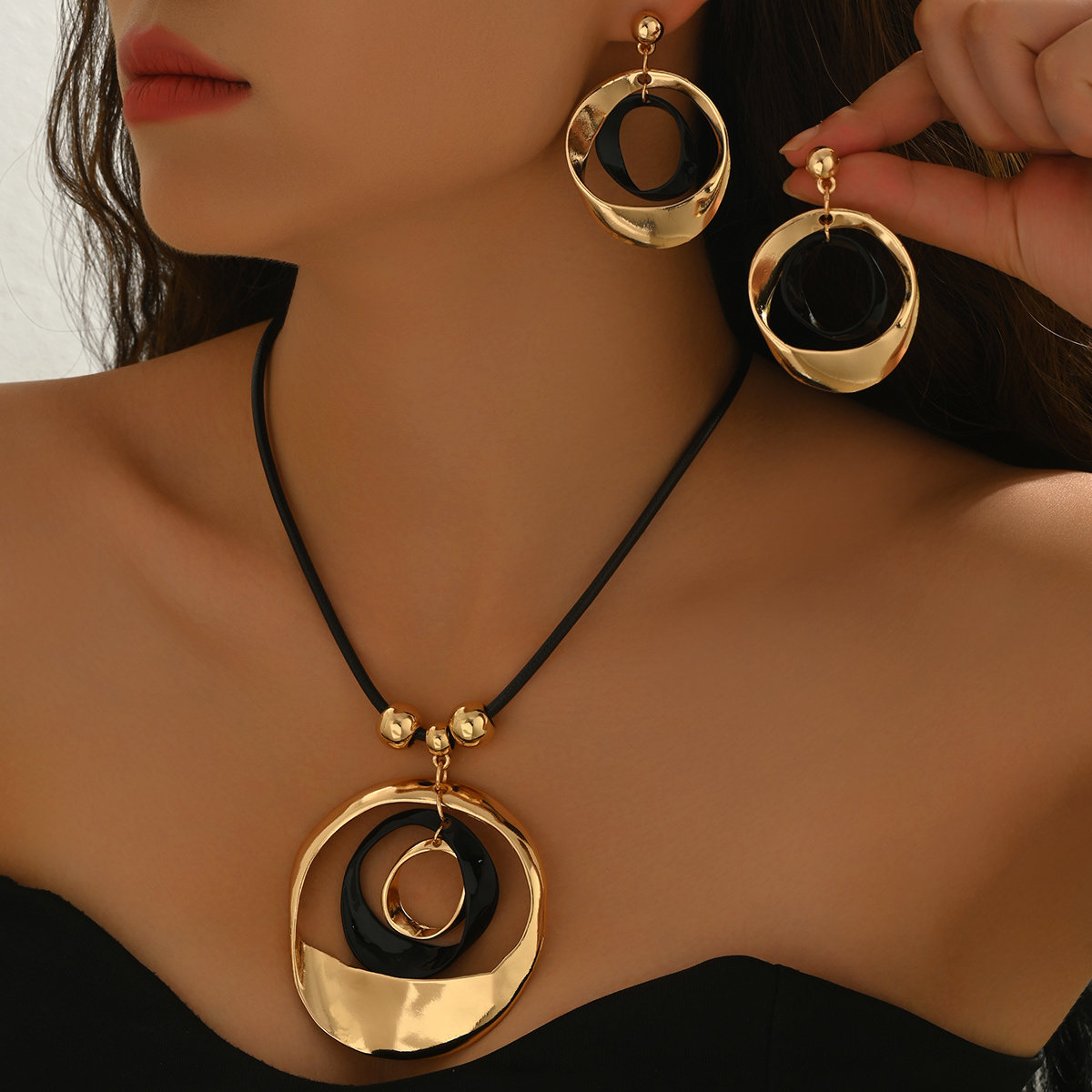 Image of 2pcs Spring/summer New Earrings And Necklace Set For Women, Fashionable Artistic Style, Geometric Irregular Hollow-out Assembled Pendant Earrings, Versatile For Parties, Daily Wear, And Holiday Gifts