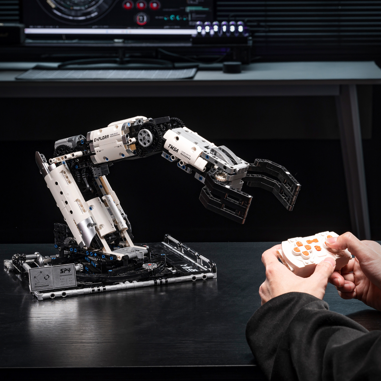 Sci-Fi Mechanical Masterpiece- 784pcs Smart Building Robot| 4-Motor 360° Rotation+ Gripping Arm+ Remote Control