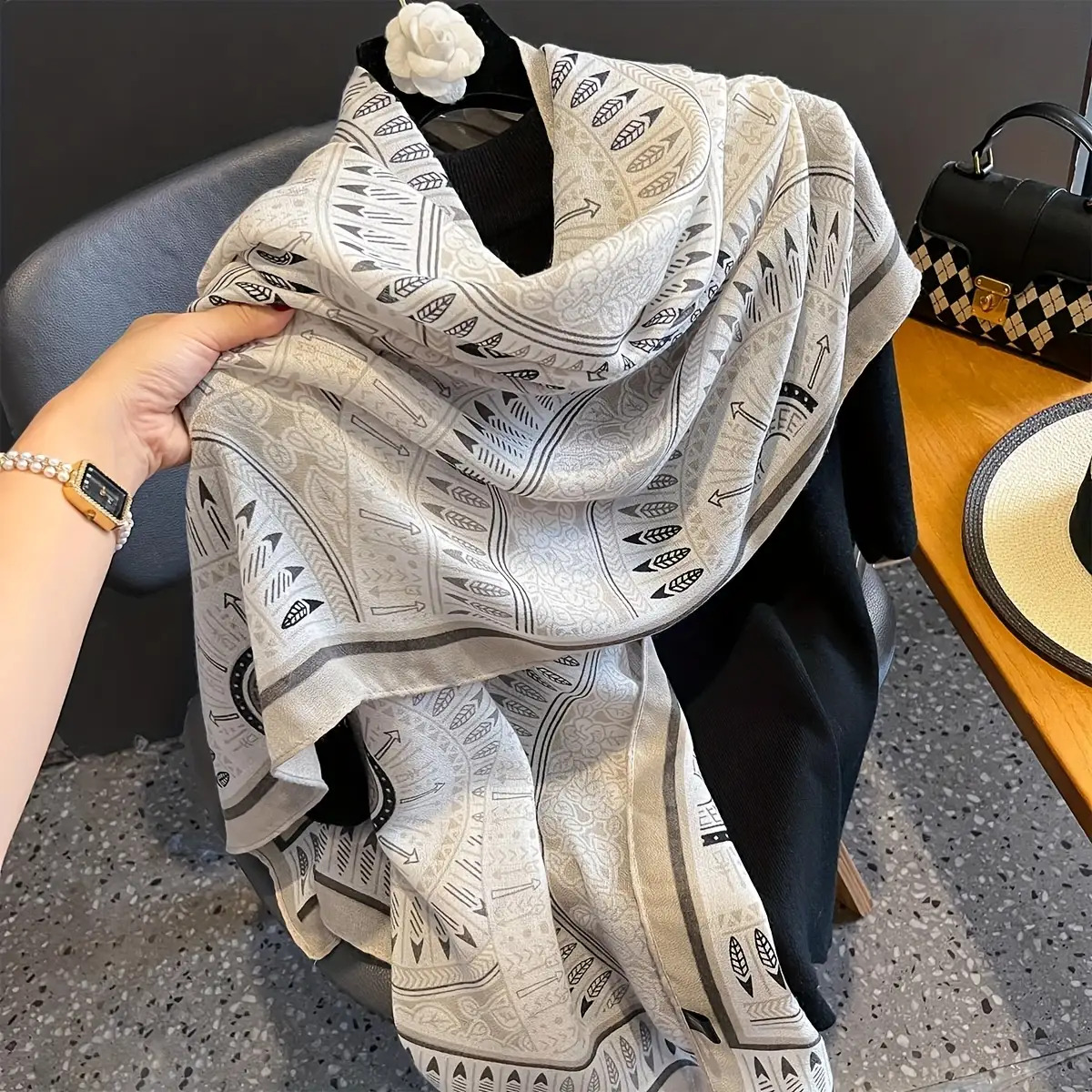 YZNT A Versatile New Style Featuring a Simple And Elegant Artistic Print, This Casual -Scarf Is Warm for Winter And Has a Soft Texture, Perfect for Outdoor Adventures.