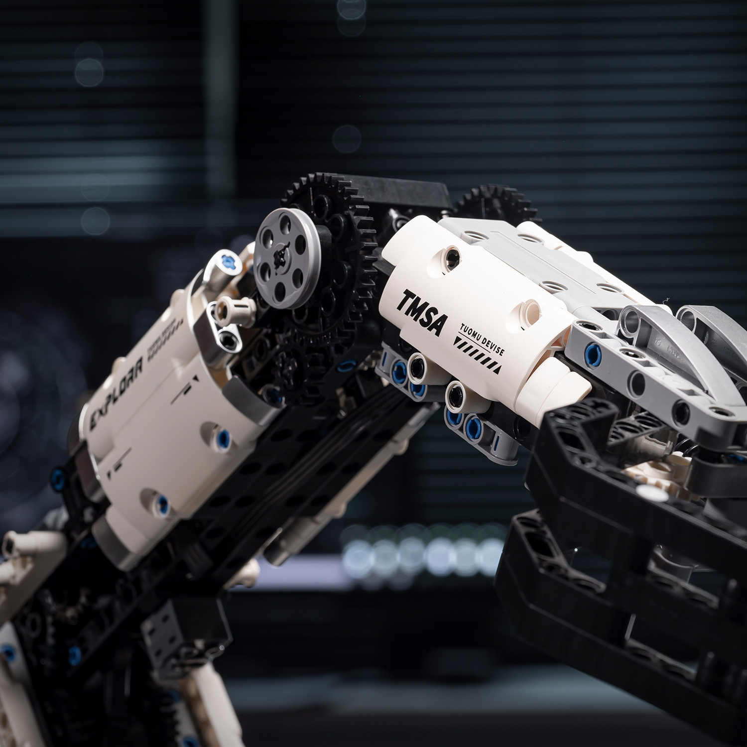 Sci-Fi Mechanical Masterpiece- 784pcs Smart Building Robot| 4-Motor 360° Rotation+ Gripping Arm+ Remote Control