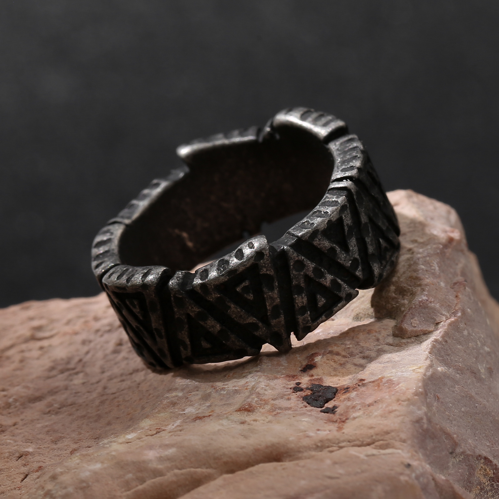 Image of 1pc 304l Stainless Steel Vintage Silvery Black Geometric Triangle Ring Retro Viking Style Men' S Ring Men' S Ring Ring Gift Vintage Style 304l Stainless Steel Jewelry