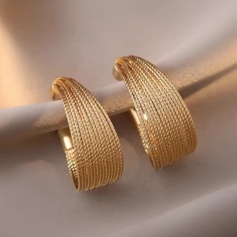 E-shop Luxuriöse Goldene Ohrringe Schmuck Einfach Handgefertigte Gebogene Kleine Geflochtene Creolen für Frauen Täglich Party Urlaub Hochzeitsbankett