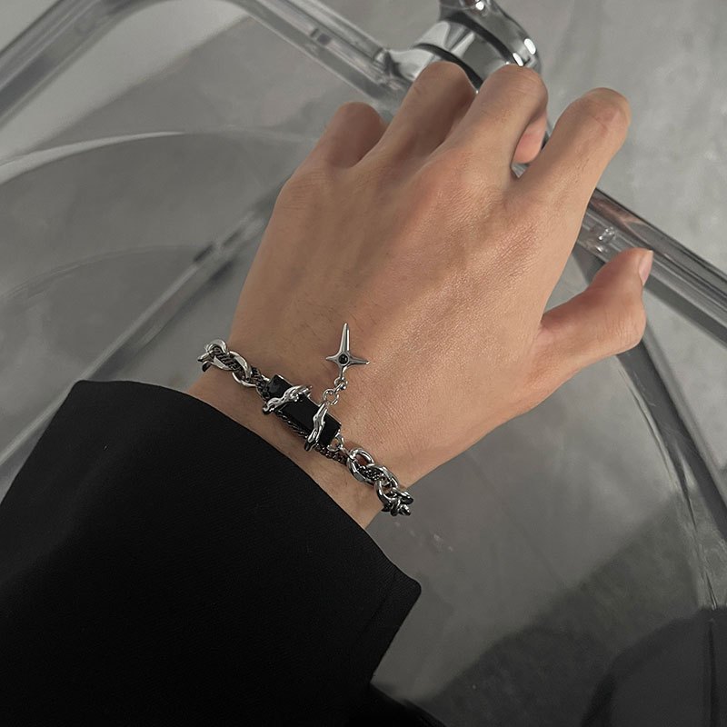 Pulsera Sintética Negra de Circonita para Hombres Estilosa - Inspirada en el Hip-Hop, Acero de Titanio con Detalles de Circonita Cúbica Sintética, Diseño con Colgante de Estrella, Accesorio de Moda que No se Oxida, Regalo Perfecto para Hombres